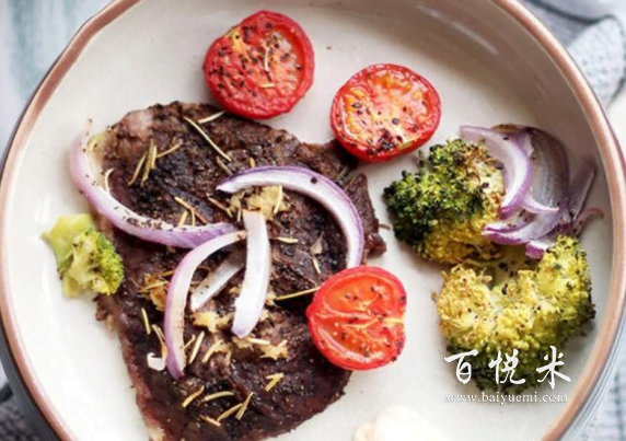 牛排怎么做才好吃?迷迭香黑胡椒牛排,用烤箱就能做